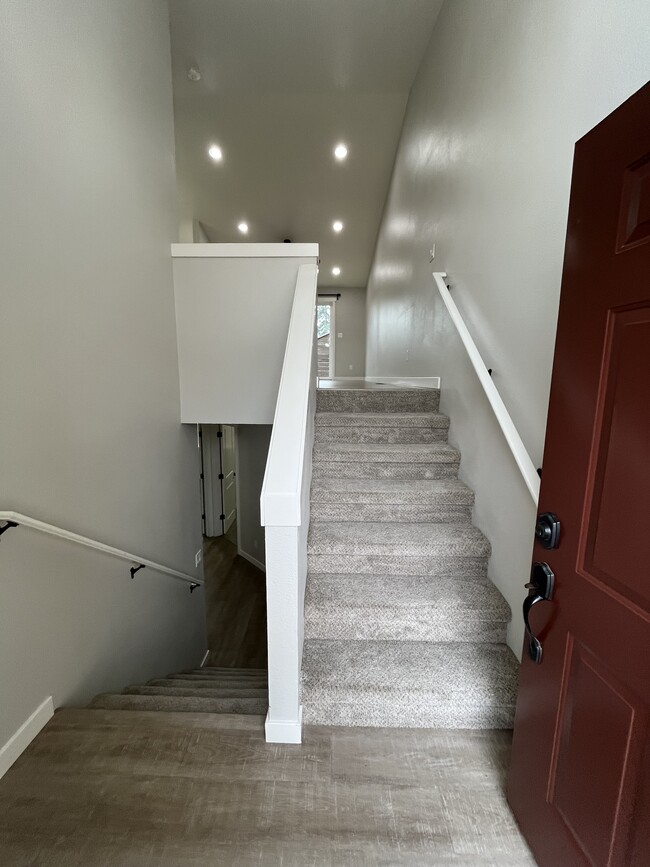 Photo - 607 W 1st St