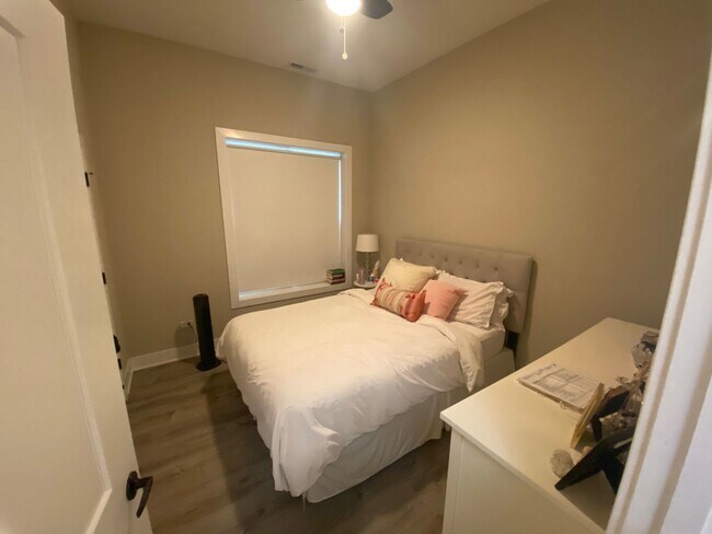 Photo - 933 W Belle Plaine Ave Unit 204