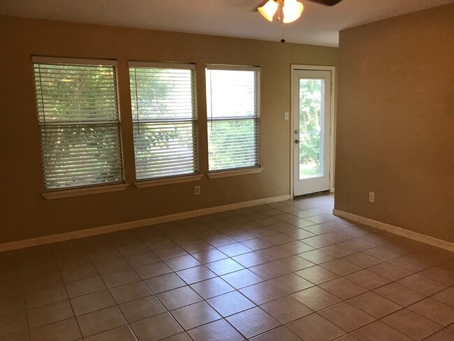 Photo - 701 Live Oak Dr