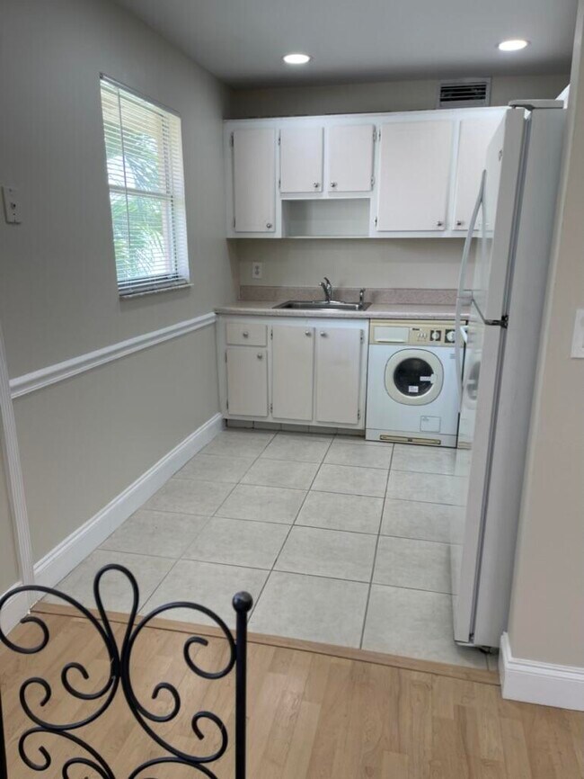 Photo - 472 Saxony Way