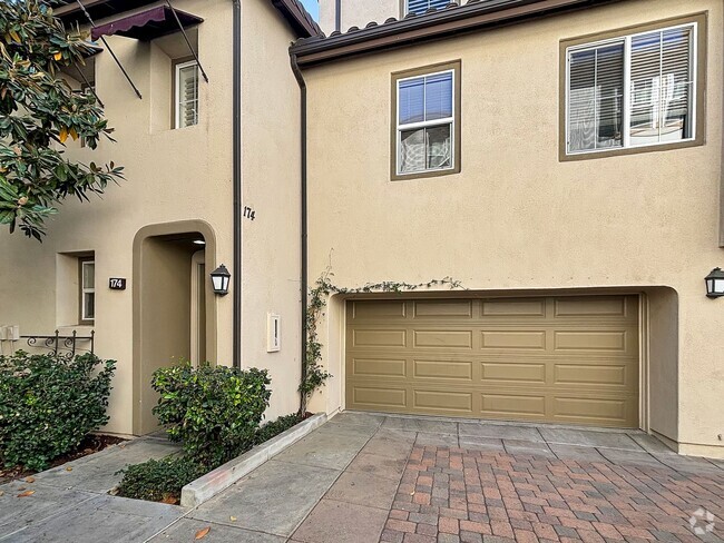 Building Photo - Stunning 3-Bedroom Home in Gated Irvine Co...