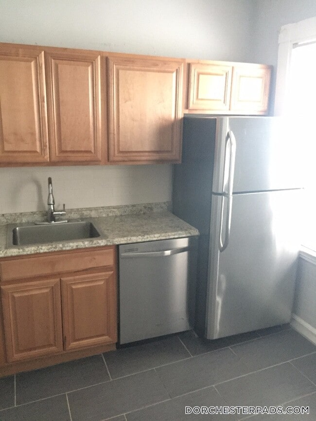 Building Photo - 10 Wave Ave Rental