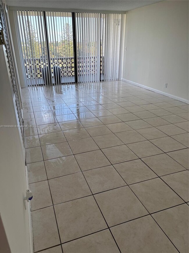 Building Photo - 4222 Inverrary Blvd Unit 4805 Rental