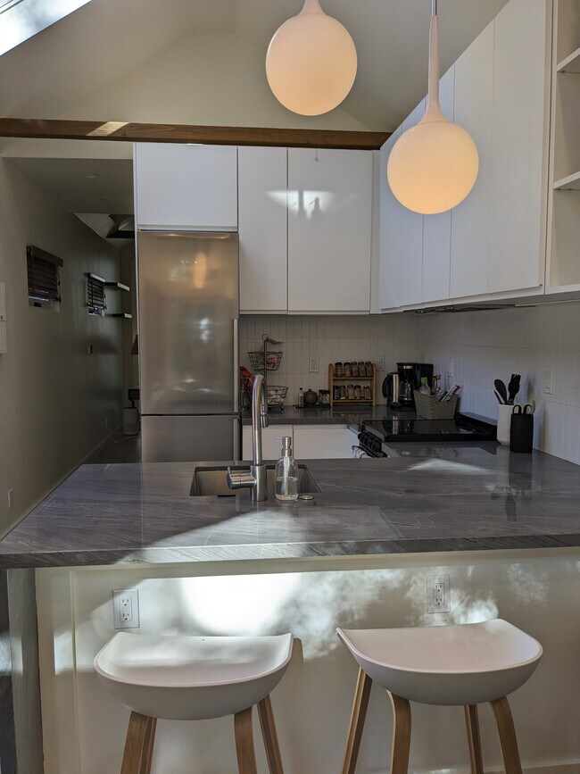 Fully equipped kitchen has natural stone countertops, stainless appliances, and garbage disposal. - 1330 Spruce St Unidad #A