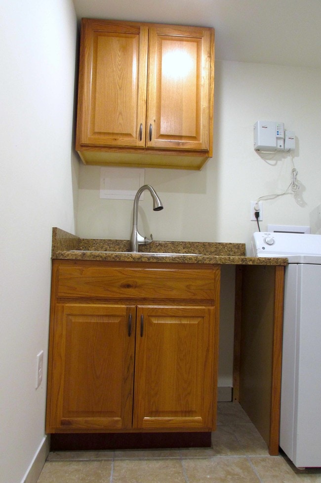 Kitchen sink/granite counters - 8 Templar Ct Unit B