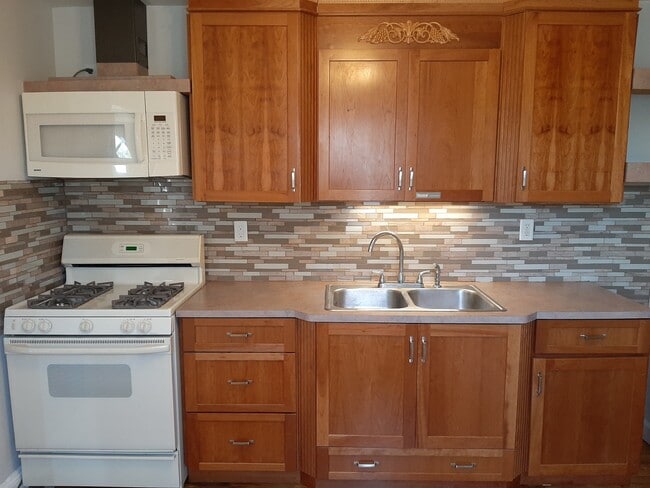 Kitchen - 1545 Cortland Ave Unidad 2