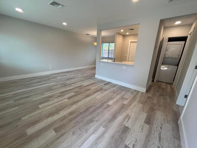 Photo - 927 N L St Unidad B