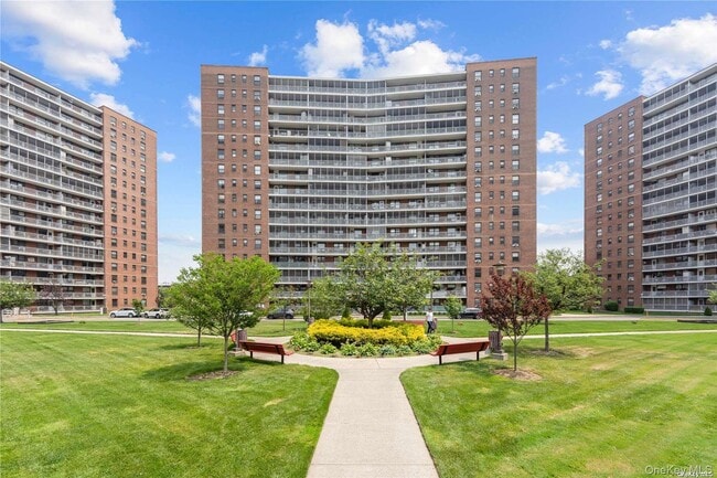 Building Photo - 61-35 98th St Unit 2C