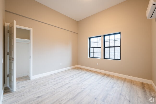 2BR, 1BA - 500SF