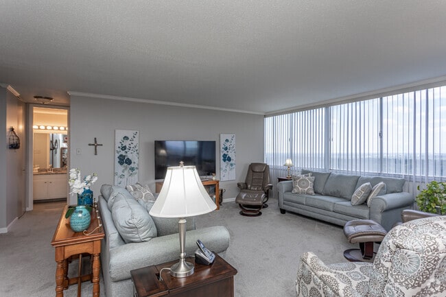 2BR, 2BA - Cambridge - 1365 SF - The Lakewood House Apartments