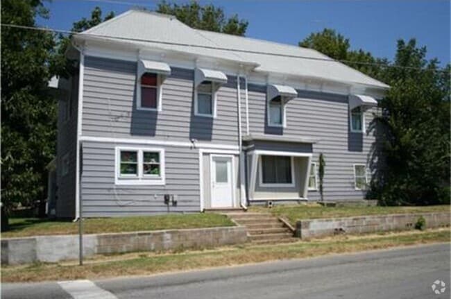 Building Photo - 701 N Main St Unit 701 N Main St A - 64050 Rental