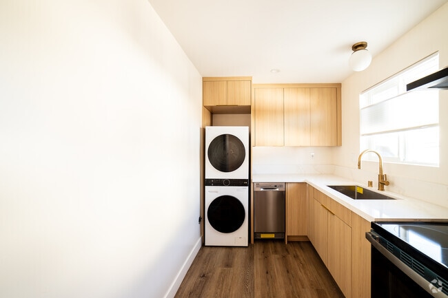 Building Photo - 1346 S Dunsmuir Ave Rental