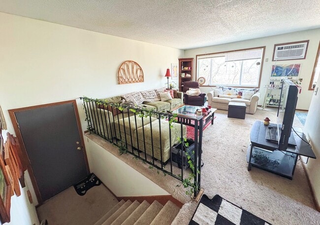 Building Photo - Off Campus Housing Option - Spacious 3 Bedroom Unit 799