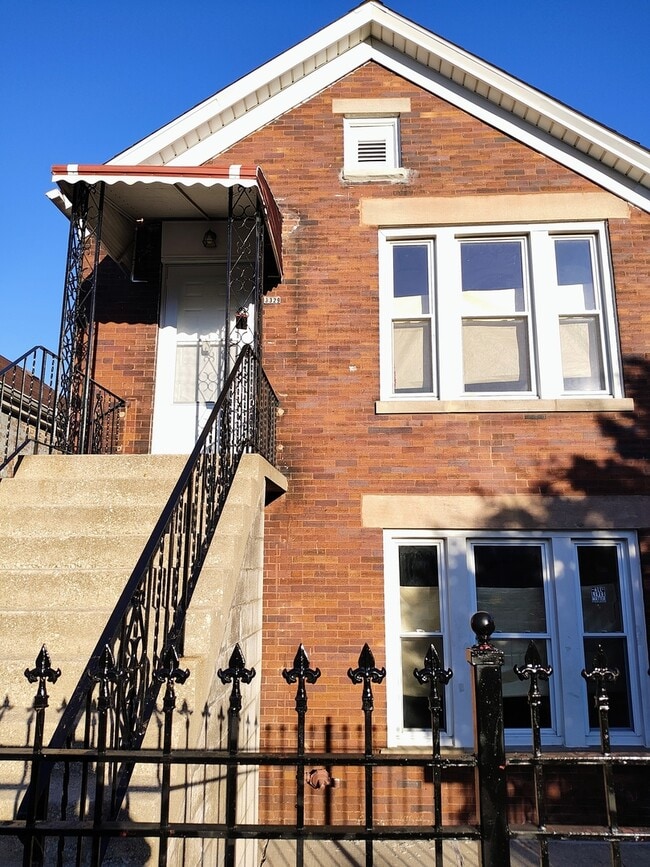 Building Photo - 3329 S Oakley Ave Unit 1