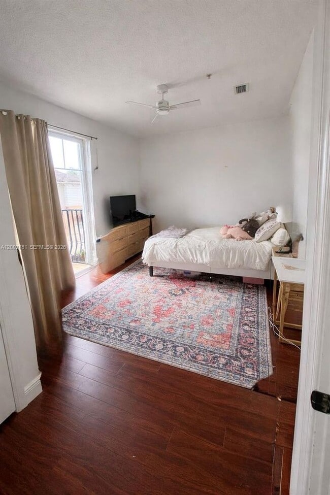 Photo - 556 NW 39th Cir