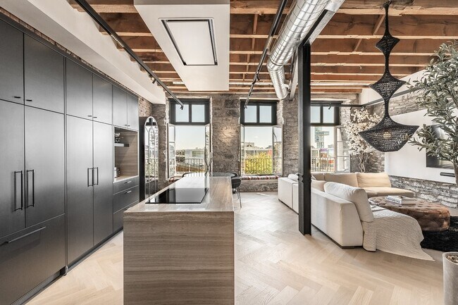 Photo - 215 Boul. Saint-Laurent Unit 23