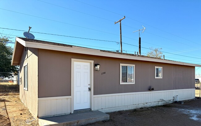 Newly Updated 1 Bedroom Home with Bonus Room! - Newly Updated 1 Bedroom Home with Bonus Room!