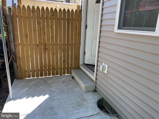 Photo - 445 E Flora St