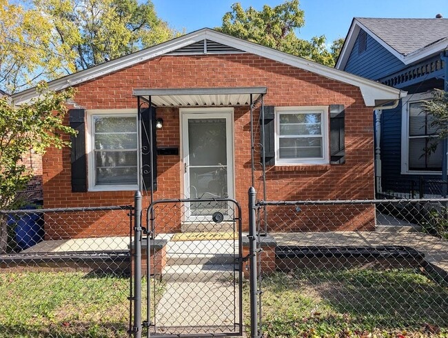 Building Photo - 121 W Fifth St Unit front