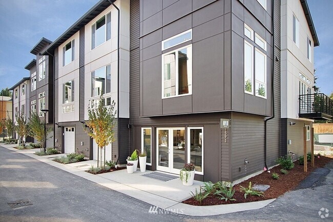 Building Photo - Bellevue 5 bd 3.5 bath townhouse with two ...