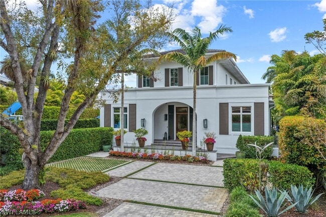 215 3rd Ave N