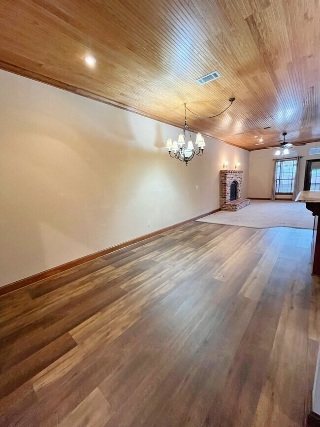 Enormous 3/2 Luxury Duplex in Durant, OK Townhome Townhome Rental in