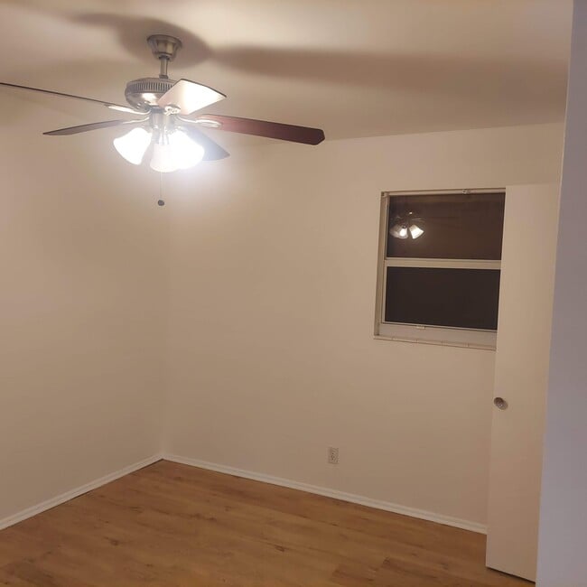 Building Photo - 927 Northern Dr