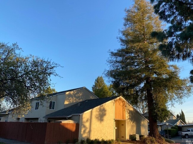 Photo - 334 Hemlock St