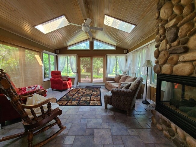 3123 Lakeshore Dr