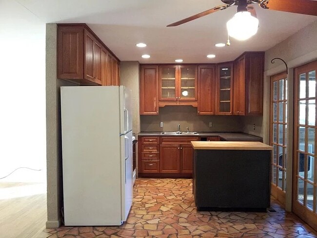 Cocina con puertas francesas que dan al solario. - 2725 Carolyn Dr SE