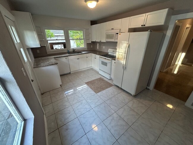 Photo - Cozy 3 bedroom, 1 bath for rent near downt... Unit A