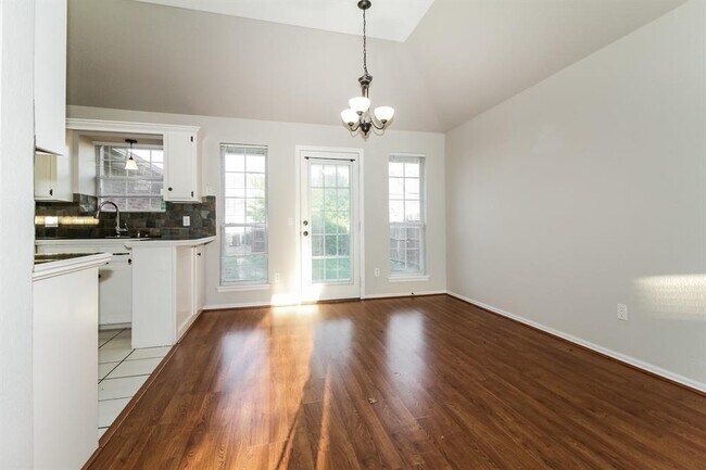 Photo - 2809 Victoria Dr