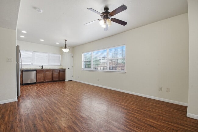 Photo - 302 W San Antonio St Unit 101