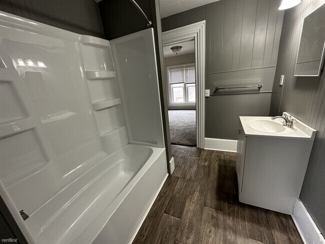 Photo - 2 br, 1 bath Triplex - 910 Burr St Apt. #2...