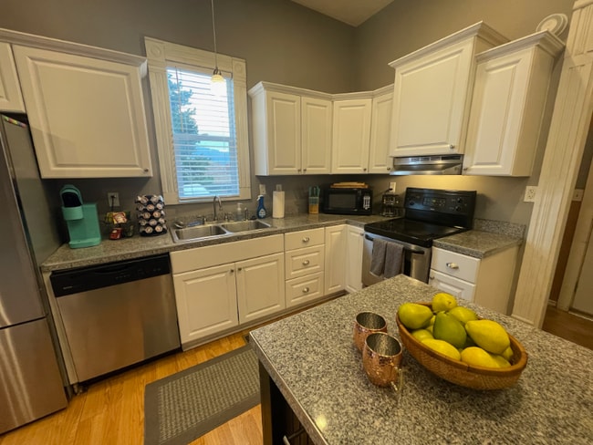 Photo - 832 Caledonia St