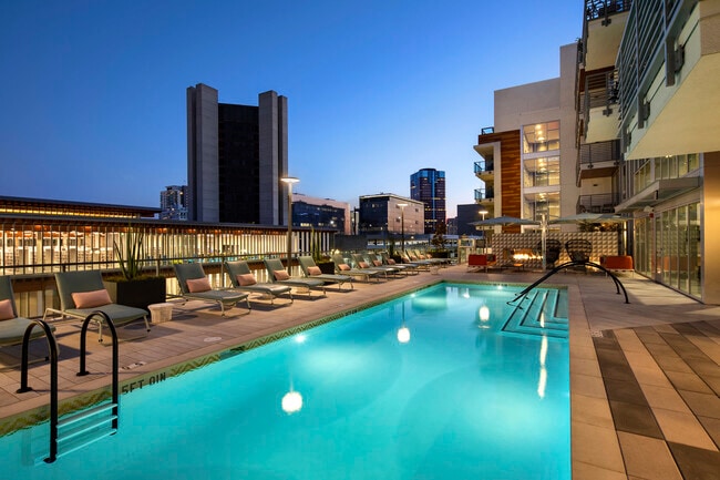 Building Photo - AMLI Park Broadway Rental