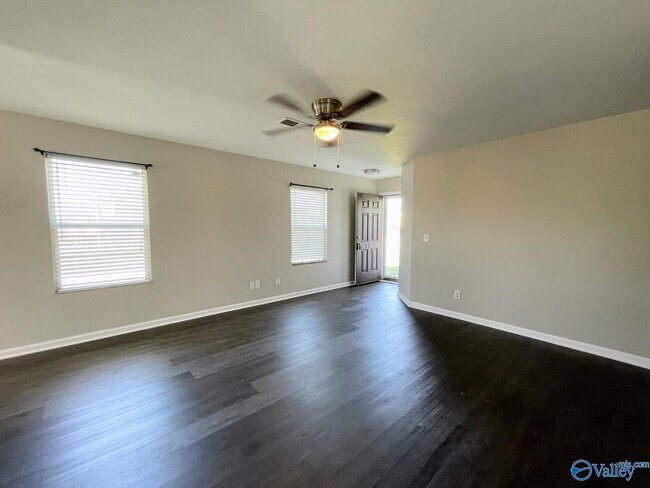 Photo - 200 Whitestone Dr NE