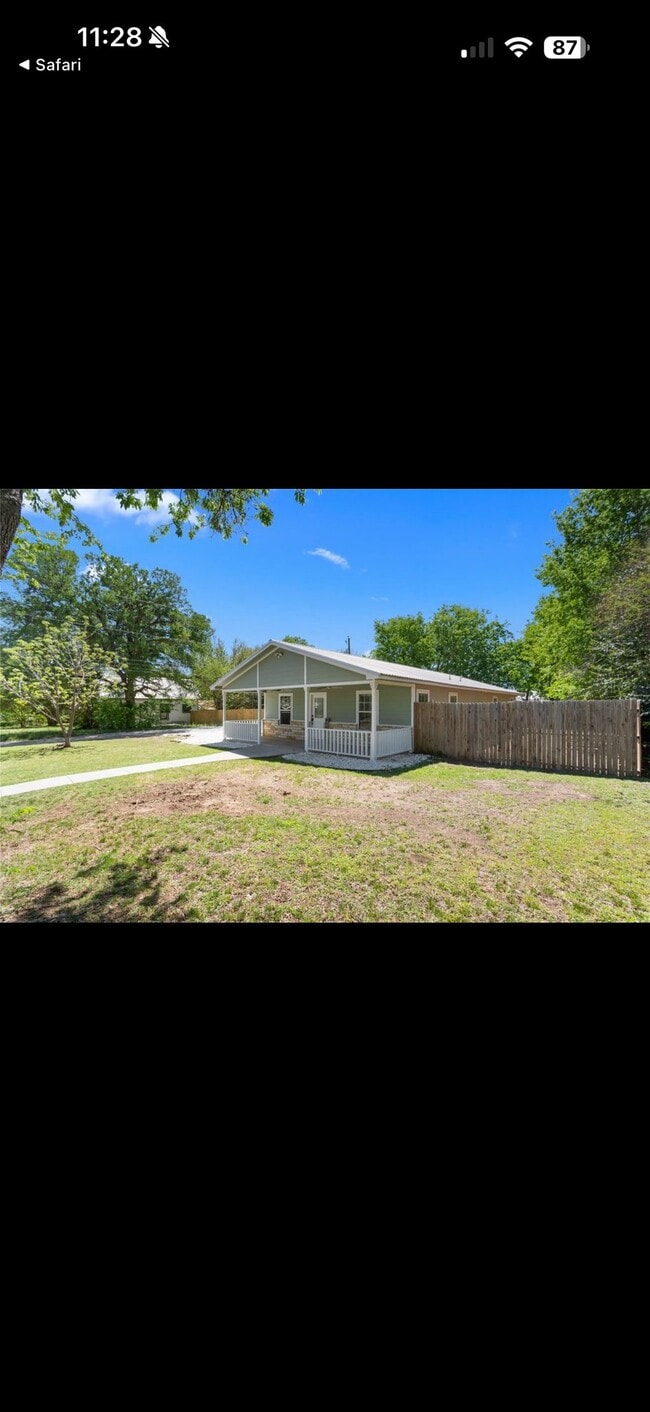 Photo - 900 N Bosque St