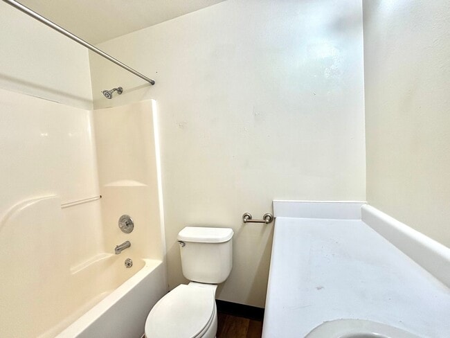 Photo - 4 bedroom unit by campus!