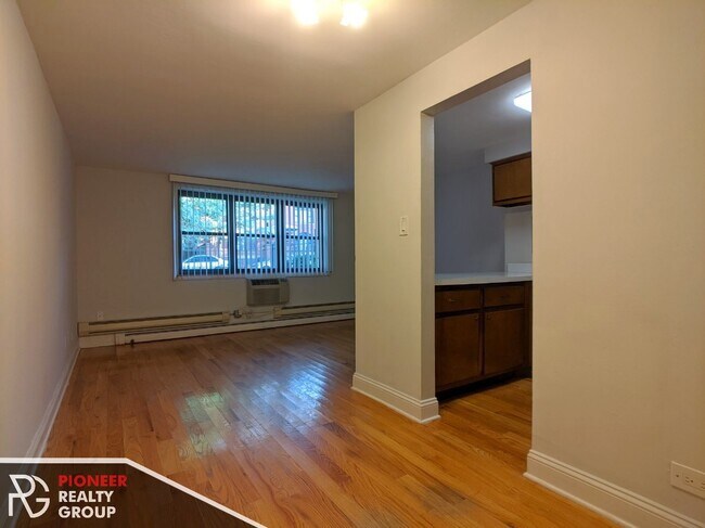 Building Photo - 665 W Wrightwood Rental