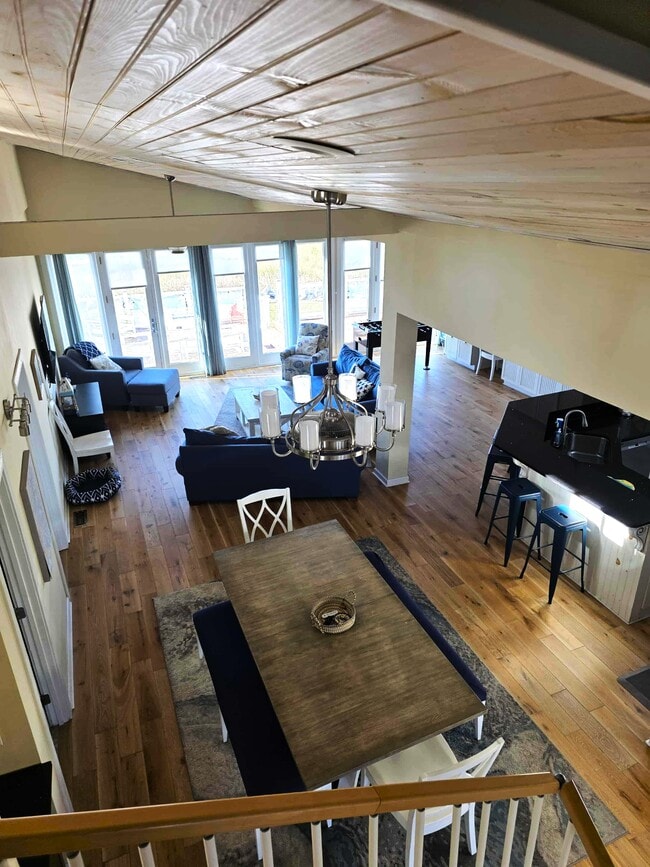 Photo - 8034 Riverview Rd