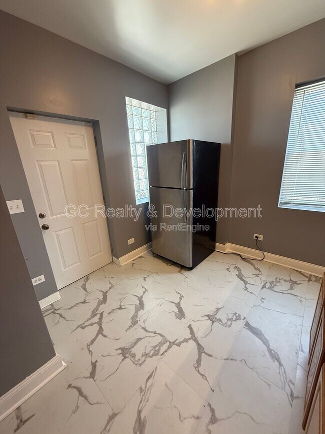 Photo - 3302 W Fulton Blvd Unidad 3