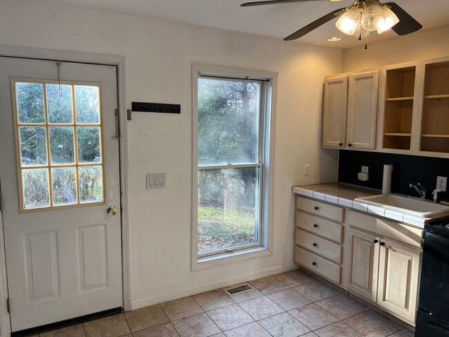 Sunny Kitchen Windows - 6 Churchill Ln Unit In law Utilities Included
