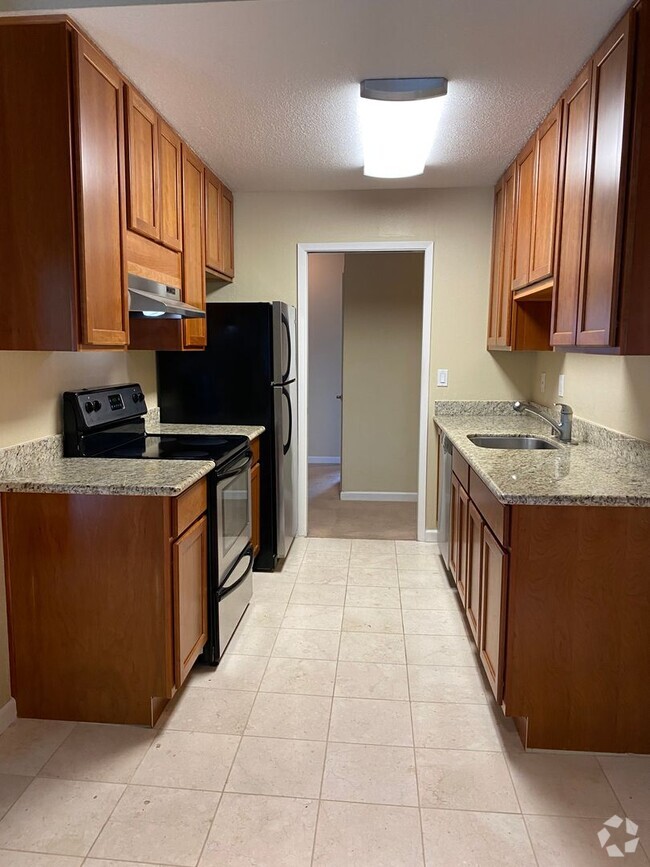 Building Photo - 2 bed 2 bath Condo nestled in the Parkview... Unit 80