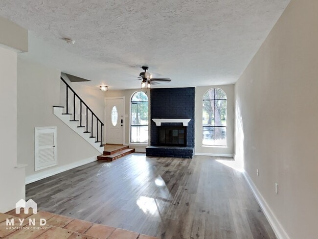 Photo - 2052 Lakeside Dr