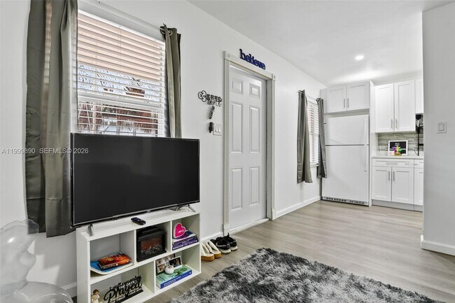 Photo - 920 SW 30th St Unit 2