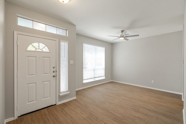 Photo - 512 Waterford St