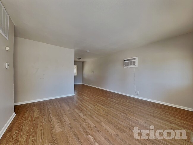 Photo - 1001 Akard Dr