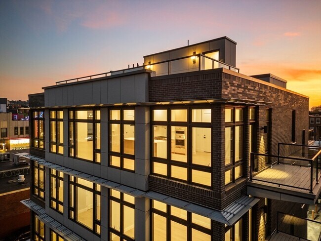 Building Photo - 14 Green St Unit PH2