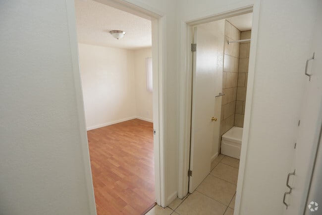1br1ba-Hallway